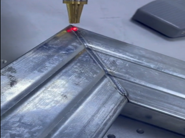 小型焊接機(jī)器人的焊縫跟蹤功能 小型焊接機(jī)器人