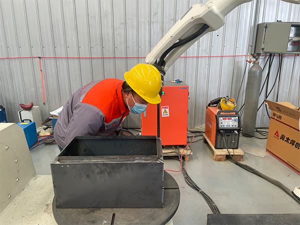 自動焊接機器人的焊接速度和焊接電流是多少？