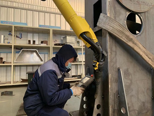 焊接機器人調試現場 山東焊接機器人廠家
