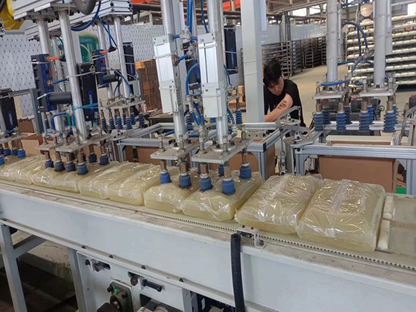 搬運(yùn)機(jī)器人自動(dòng)化生產(chǎn)線展示 工業(yè)搬運(yùn)機(jī)器人自動(dòng)化生產(chǎn)線介紹