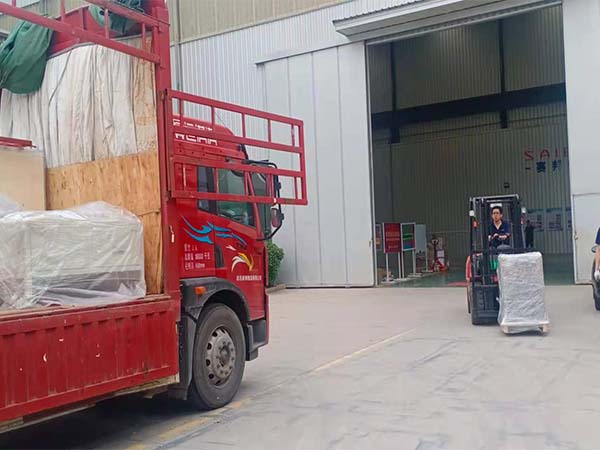 青島賽邦智能焊接機器人廠家的發(fā)貨現(xiàn)場 青島賽邦智能焊接機器人廠家的發(fā)貨現(xiàn)場