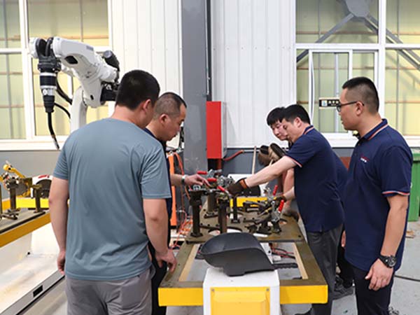 工業焊接機器人的工作原理 工業焊接機器人的工作原理