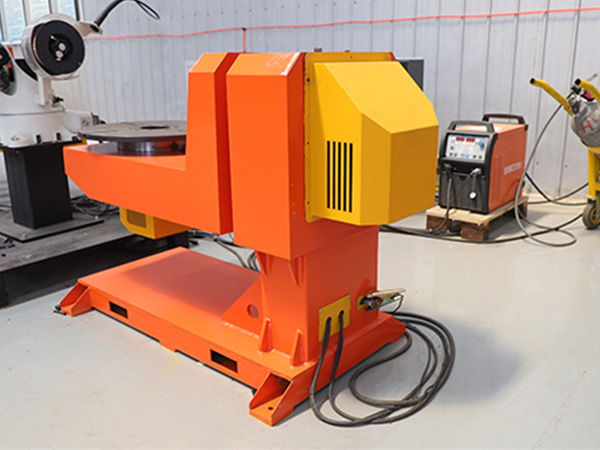 焊接變位機(jī)涂抹潤(rùn)滑油